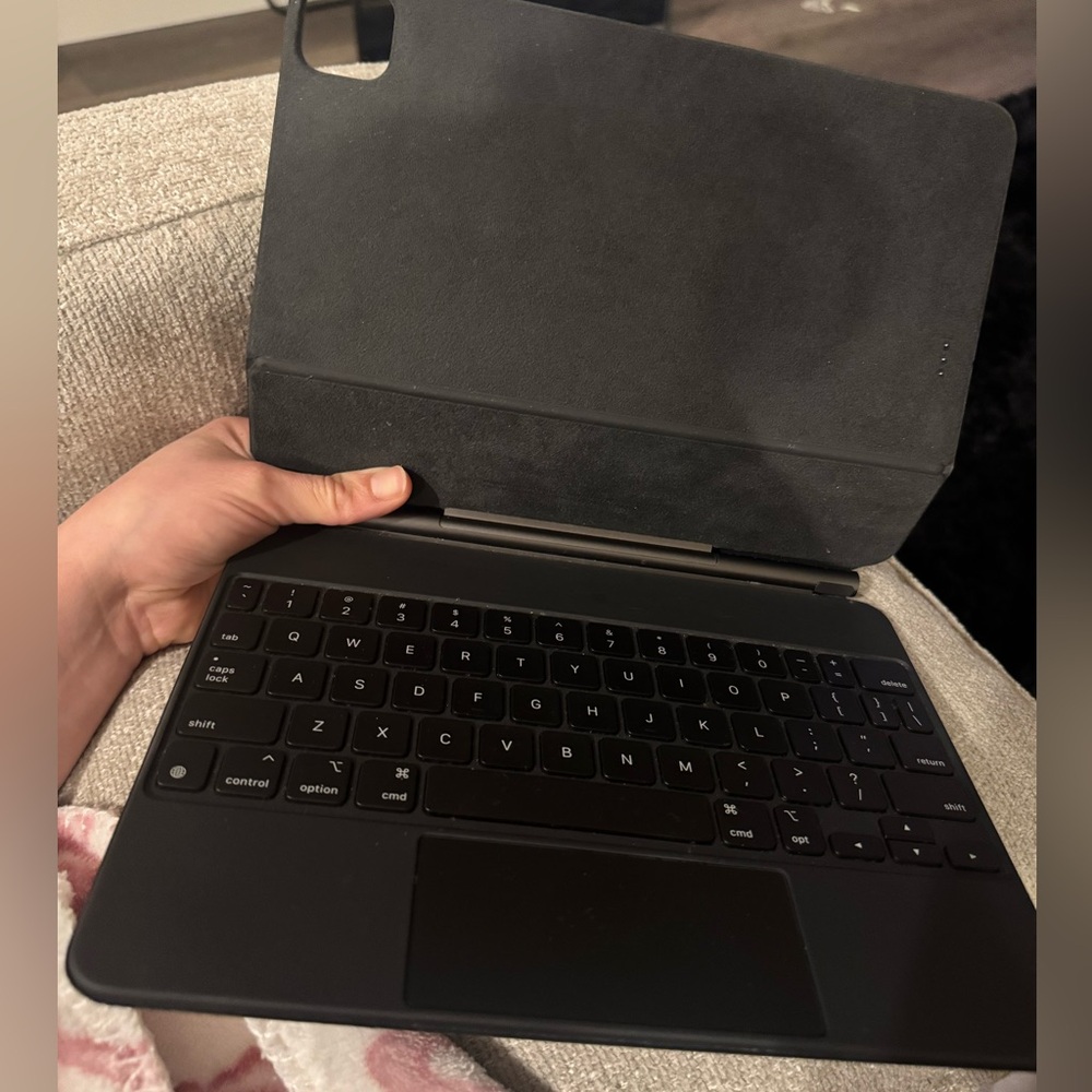 Black Apple Magic Air keyboard for ipad air